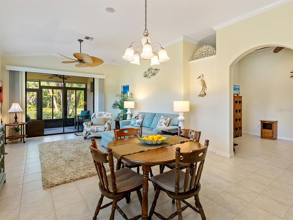 合同活跃: $335,000 (2 贝兹, 2 浴室, 1456 平方英尺)