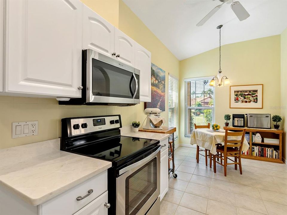 合同活跃: $335,000 (2 贝兹, 2 浴室, 1456 平方英尺)