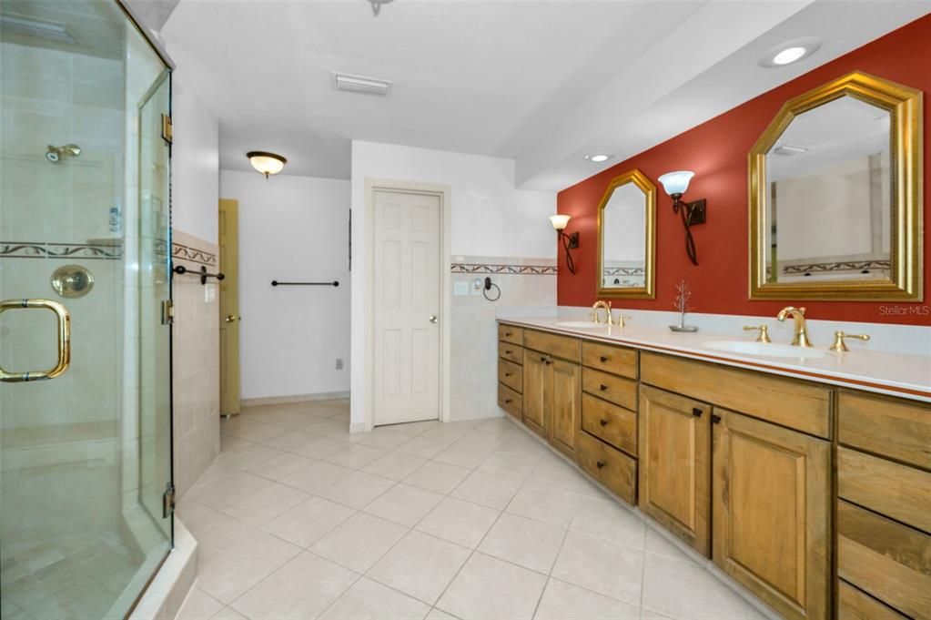 For Sale: $2,300,000 (5 beds, 4 baths, 4696 Square Feet)