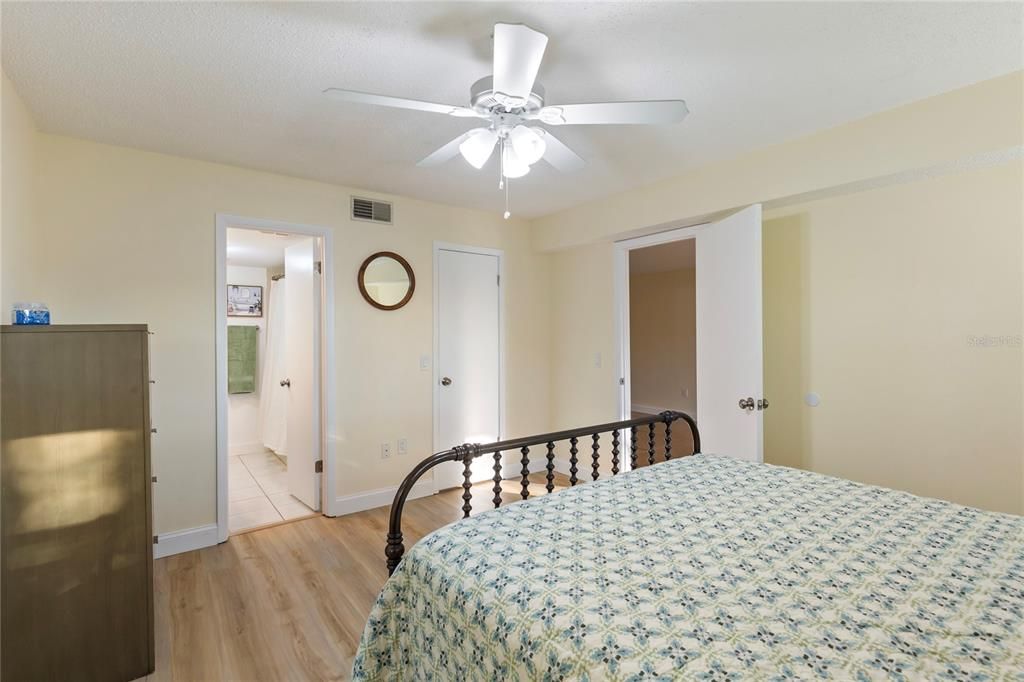 На продажу: $141,000 (2 спален, 2 ванн, 1251 Квадратных фут)