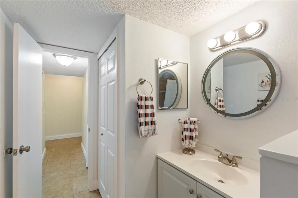 На продажу: $141,000 (2 спален, 2 ванн, 1251 Квадратных фут)