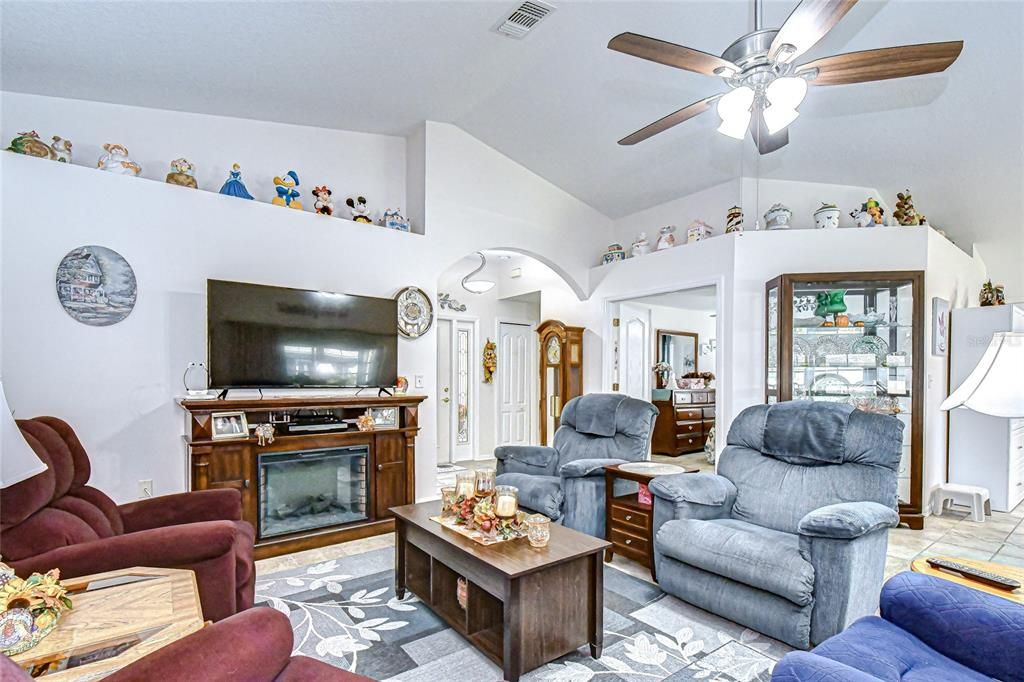 For Sale: $349,900 (2 beds, 2 baths, 1489 Square Feet)