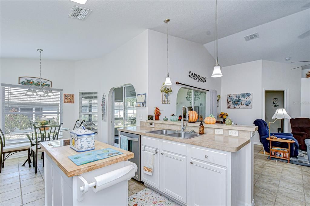 For Sale: $349,900 (2 beds, 2 baths, 1489 Square Feet)