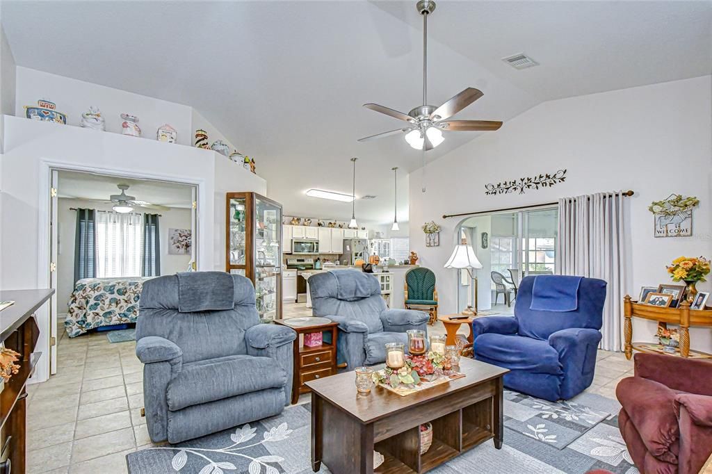 For Sale: $349,900 (2 beds, 2 baths, 1489 Square Feet)