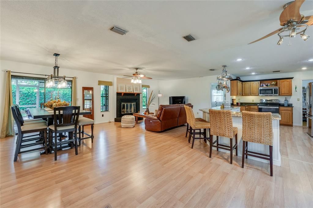 На продажу: $389,900 (3 спален, 2 ванн, 1916 Квадратных фут)