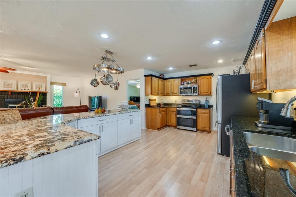 На продажу: $389,900 (3 спален, 2 ванн, 1916 Квадратных фут)