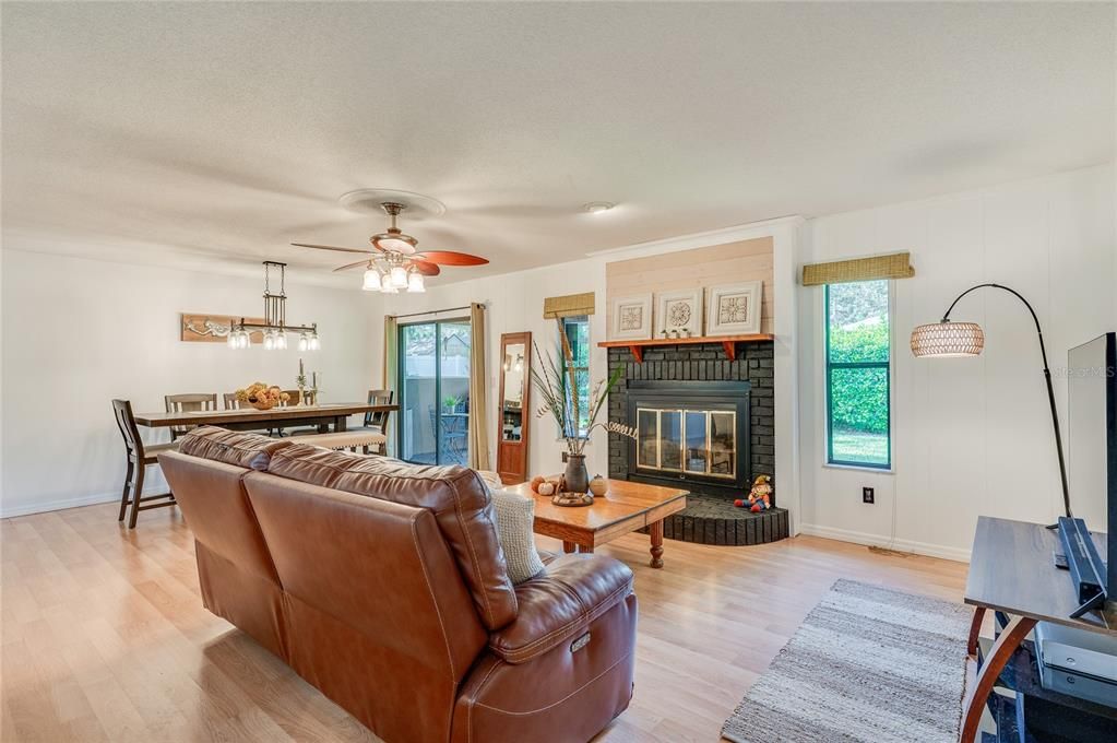 На продажу: $389,900 (3 спален, 2 ванн, 1916 Квадратных фут)