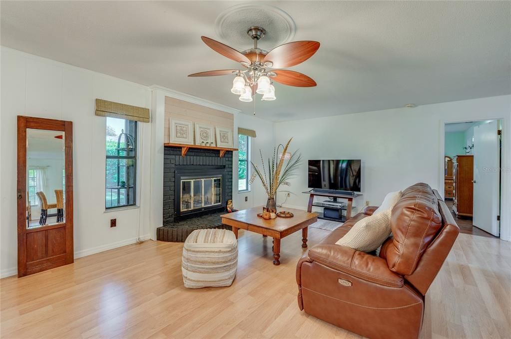 На продажу: $389,900 (3 спален, 2 ванн, 1916 Квадратных фут)