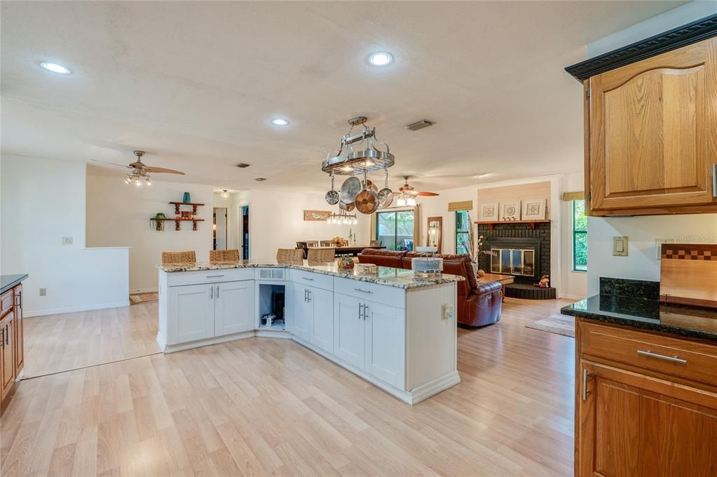 На продажу: $389,900 (3 спален, 2 ванн, 1916 Квадратных фут)