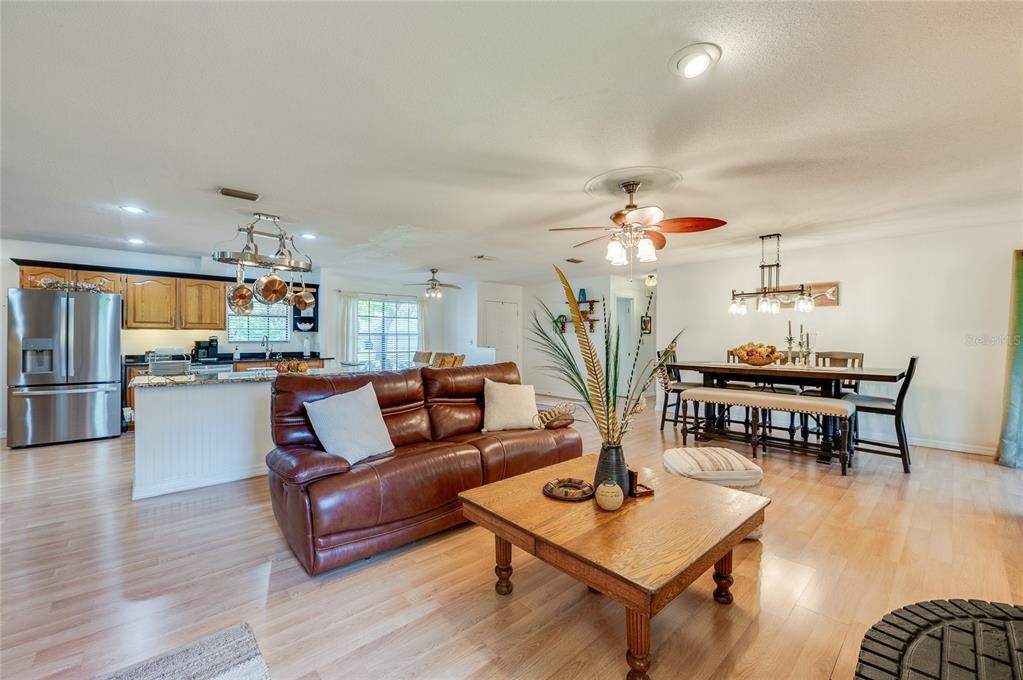 На продажу: $389,900 (3 спален, 2 ванн, 1916 Квадратных фут)