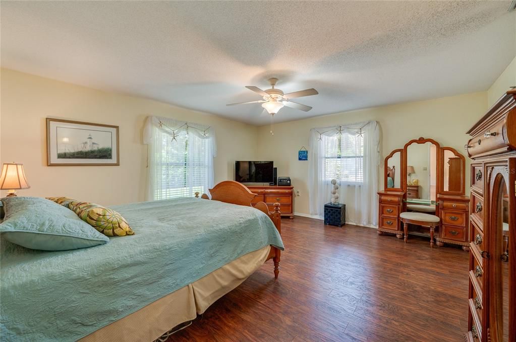 На продажу: $389,900 (3 спален, 2 ванн, 1916 Квадратных фут)