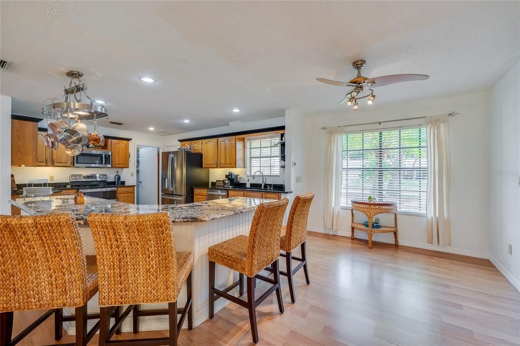 На продажу: $389,900 (3 спален, 2 ванн, 1916 Квадратных фут)