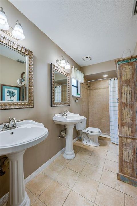 На продажу: $389,900 (3 спален, 2 ванн, 1916 Квадратных фут)