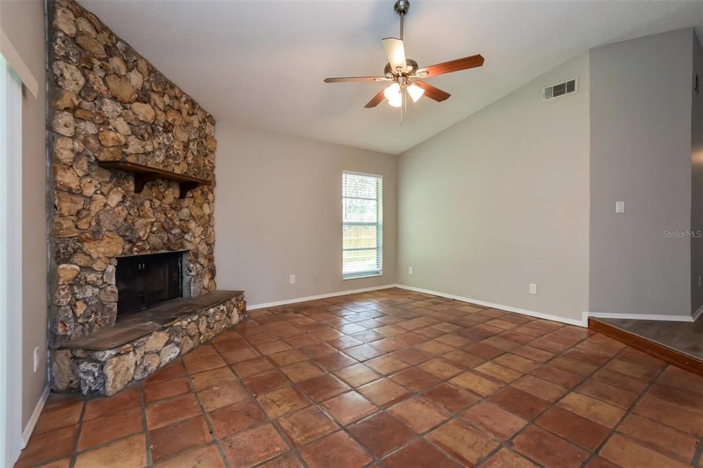 For Rent: $2,095 (3 beds, 2 baths, 1407 Square Feet)
