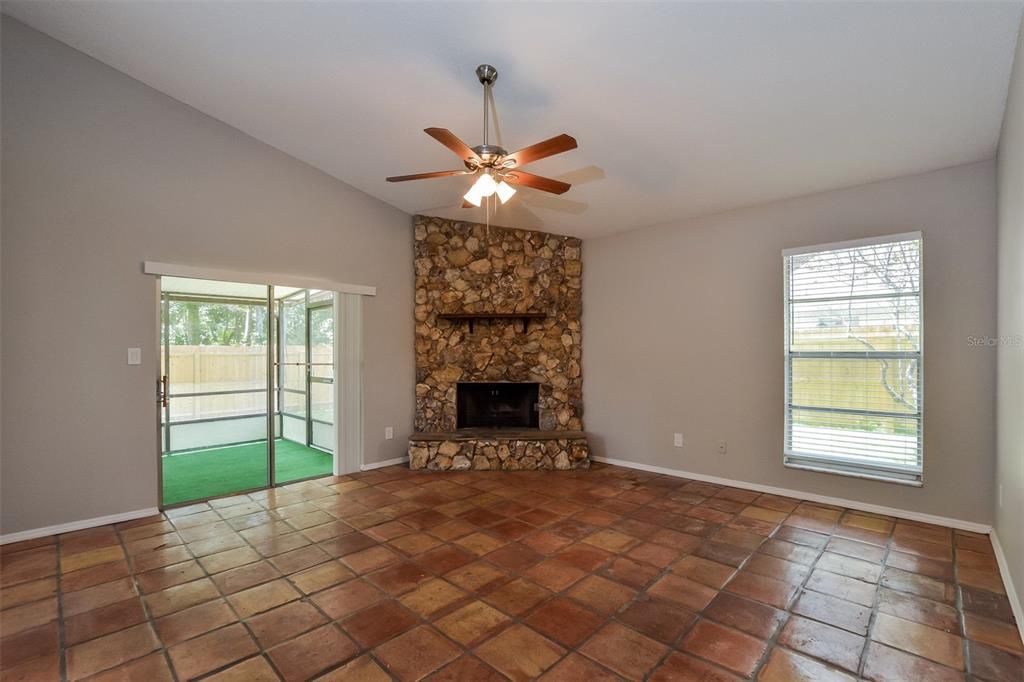 For Rent: $2,095 (3 beds, 2 baths, 1407 Square Feet)