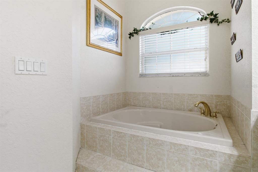 For Sale: $350,000 (3 beds, 2 baths, 2431 Square Feet)