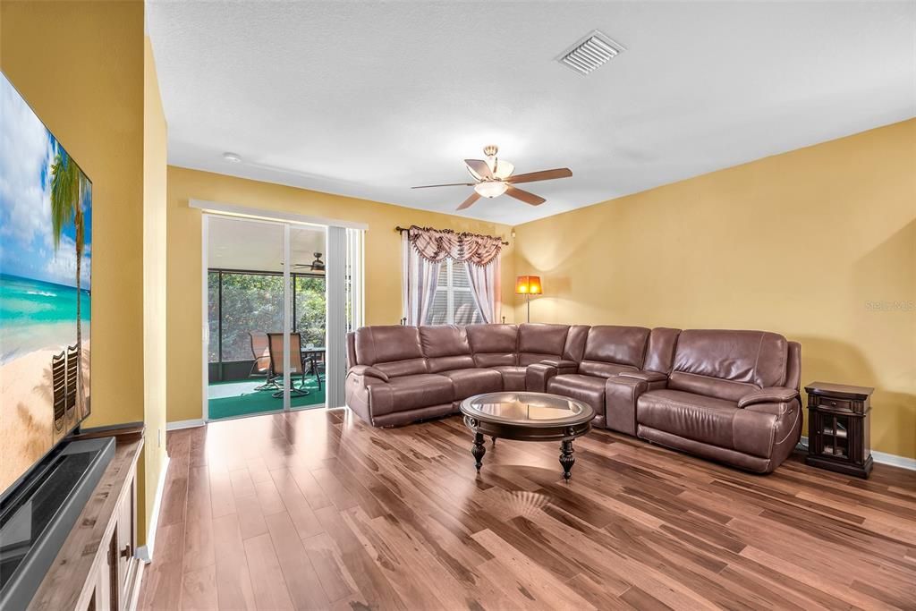 For Sale: $377,500 (4 beds, 2 baths, 1929 Square Feet)