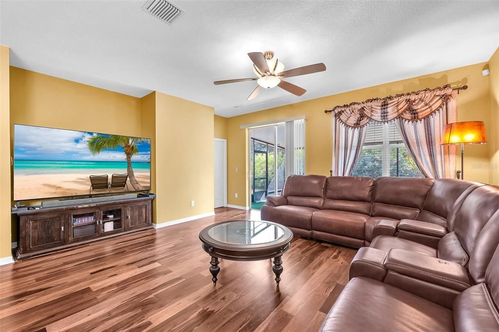 For Sale: $377,500 (4 beds, 2 baths, 1929 Square Feet)