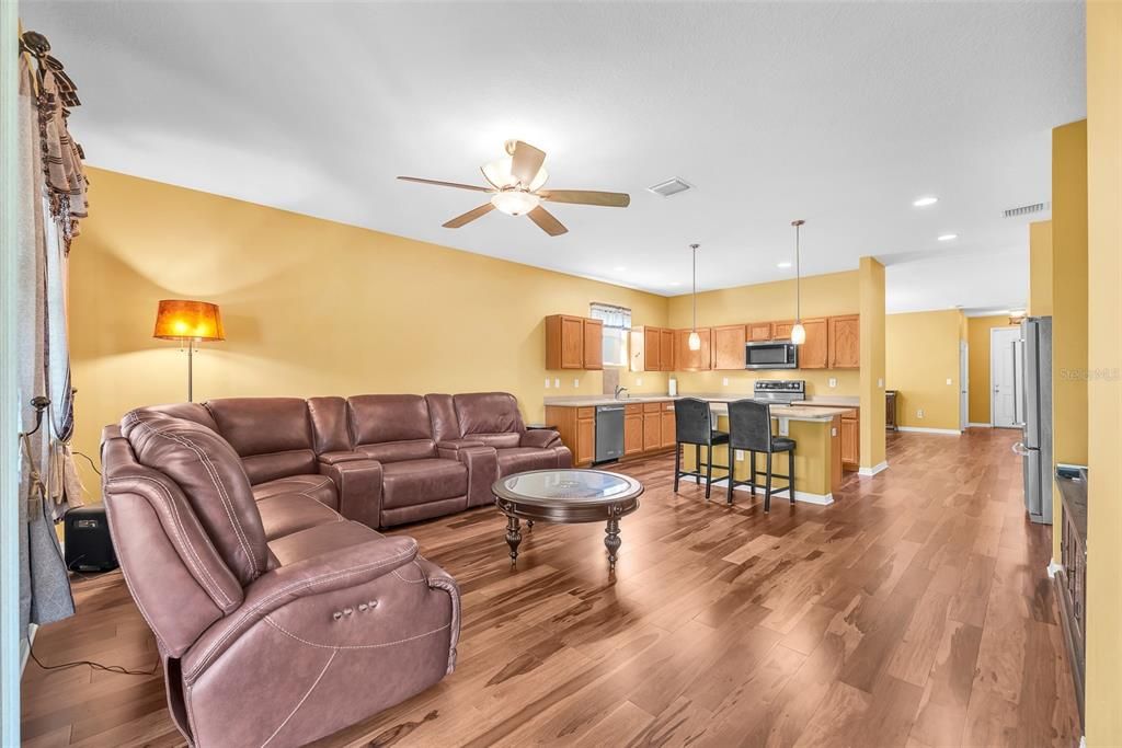 For Sale: $377,500 (4 beds, 2 baths, 1929 Square Feet)