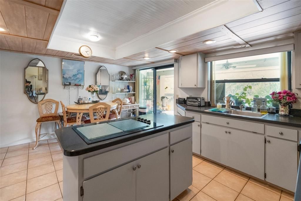 En Venta: $775,000 (4 camas, 3 baños, 2619 Pies cuadrados)