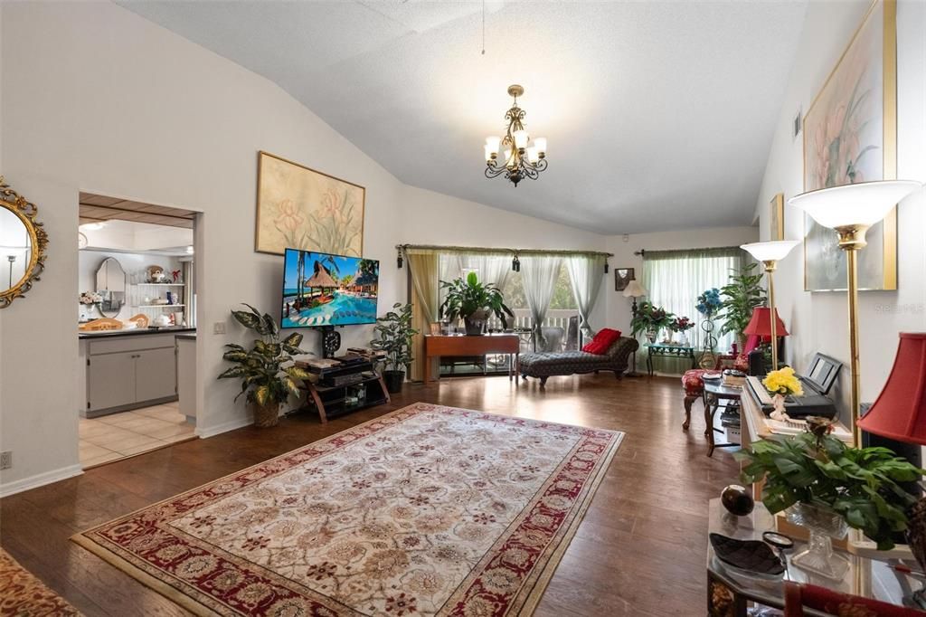 En Venta: $775,000 (4 camas, 3 baños, 2619 Pies cuadrados)