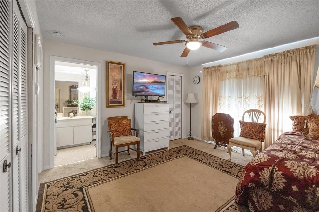 En Venta: $775,000 (4 camas, 3 baños, 2619 Pies cuadrados)