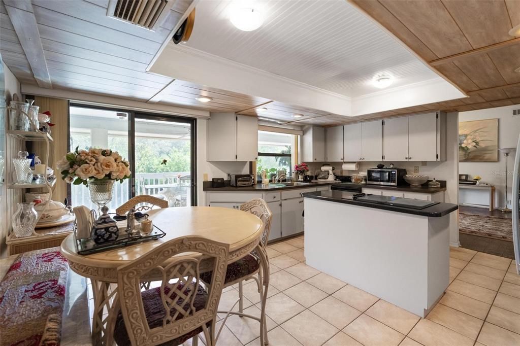 En Venta: $775,000 (4 camas, 3 baños, 2619 Pies cuadrados)