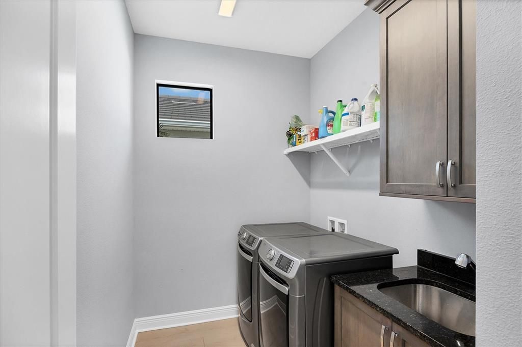 En Venta: $834,000 (3 camas, 3 baños, 2157 Pies cuadrados)