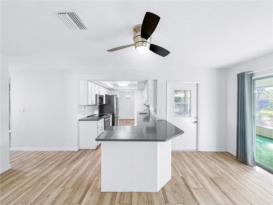 На продажу: $284,000 (2 спален, 2 ванн, 1398 Квадратных фут)