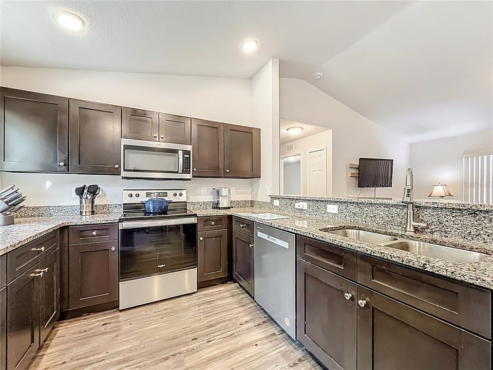 Active With Contract: $215,000 (3 beds, 2 baths, 1400 Square Feet)