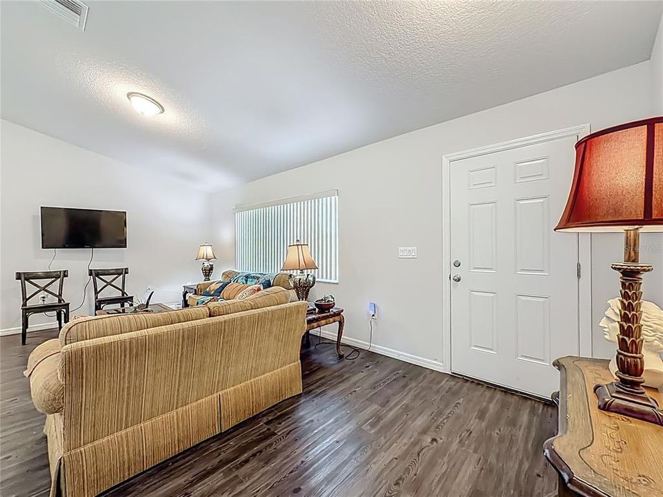 Active With Contract: $215,000 (3 beds, 2 baths, 1400 Square Feet)