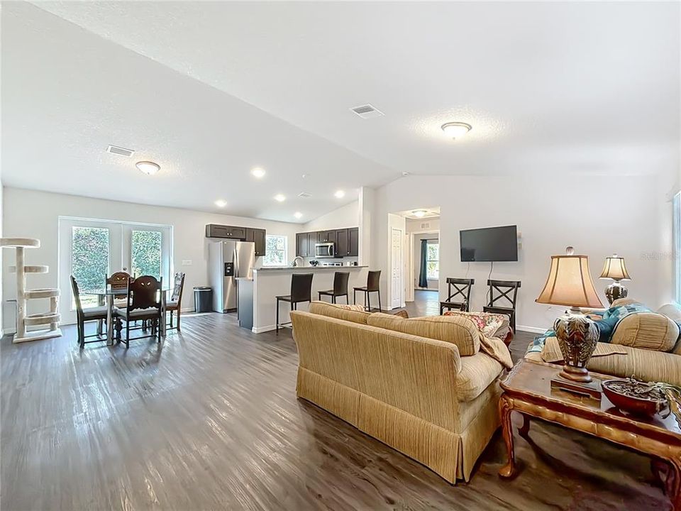 Active With Contract: $215,000 (3 beds, 2 baths, 1400 Square Feet)