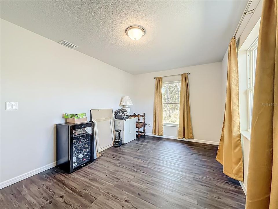 Active With Contract: $215,000 (3 beds, 2 baths, 1400 Square Feet)