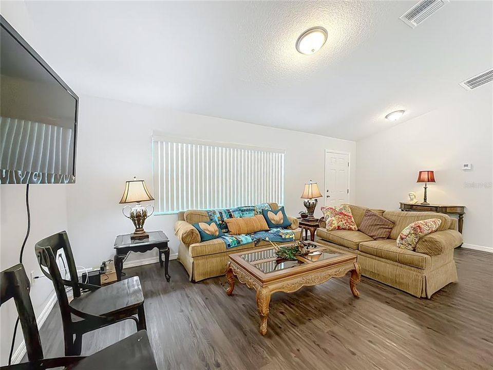 Active With Contract: $215,000 (3 beds, 2 baths, 1400 Square Feet)