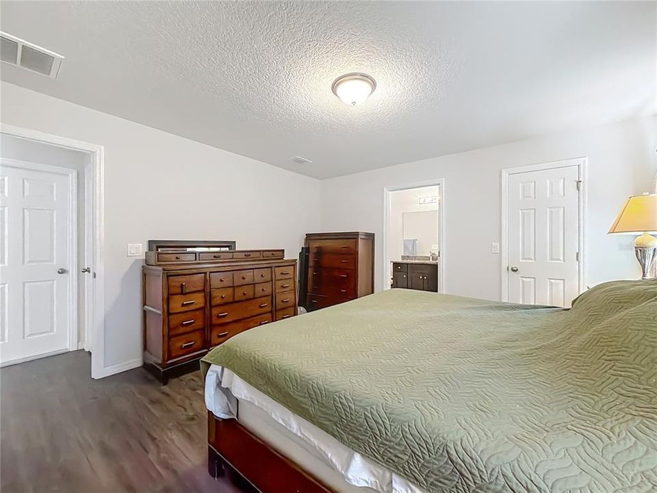 Active With Contract: $215,000 (3 beds, 2 baths, 1400 Square Feet)