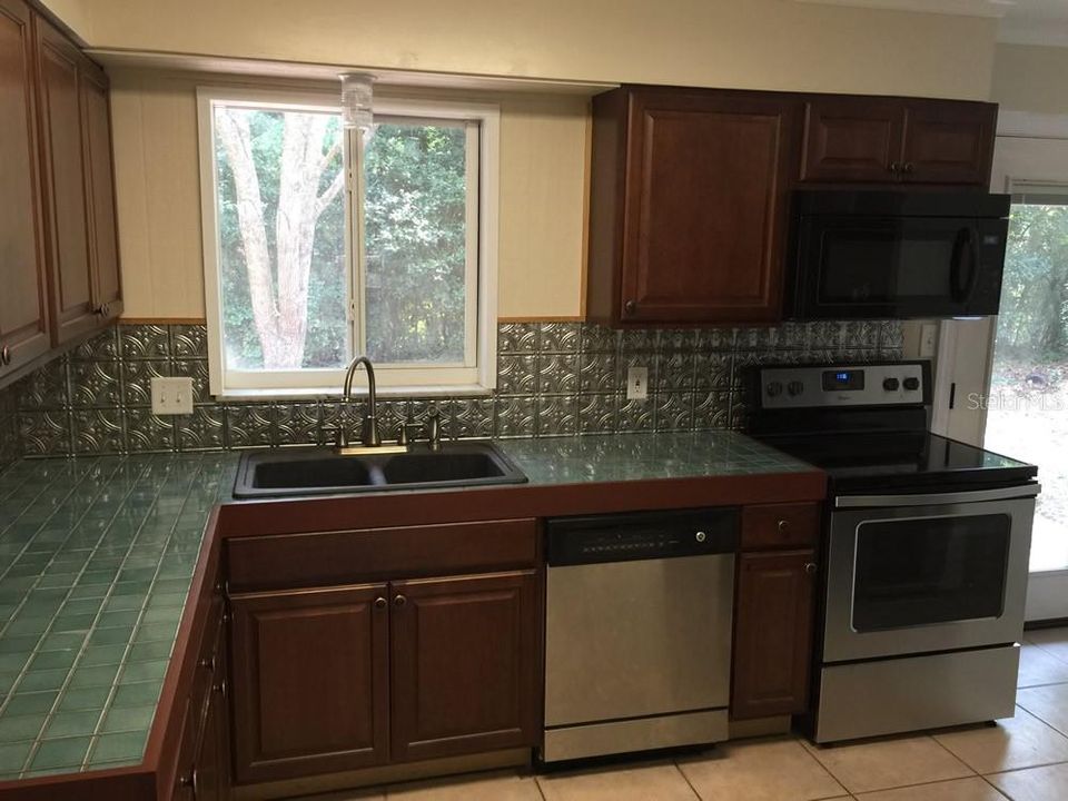For Rent: $1,995 (4 beds, 2 baths, 1626 Square Feet)