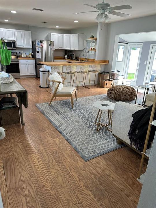 For Rent: $3,000 (2 beds, 1 baths, 920 Square Feet)