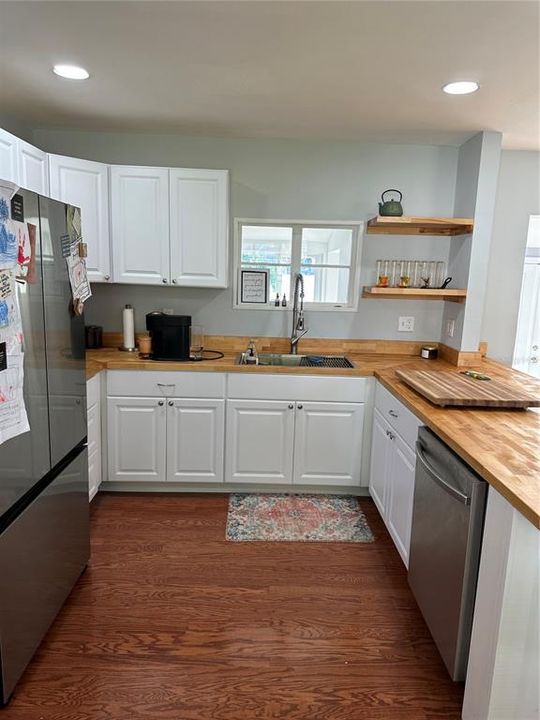 For Rent: $3,000 (2 beds, 1 baths, 920 Square Feet)