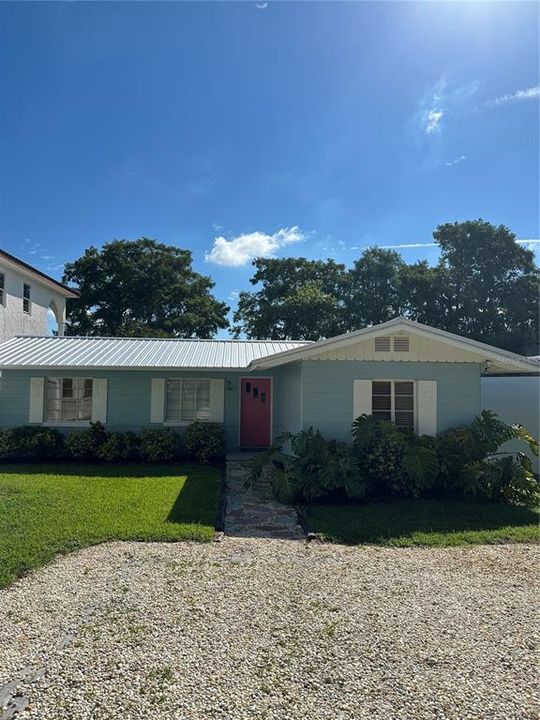 For Rent: $3,000 (2 beds, 1 baths, 920 Square Feet)