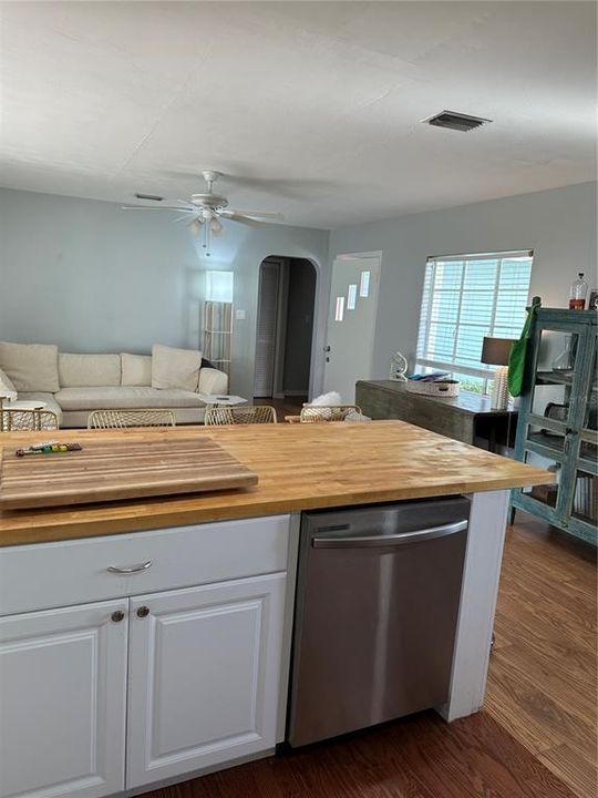 For Rent: $3,000 (2 beds, 1 baths, 920 Square Feet)