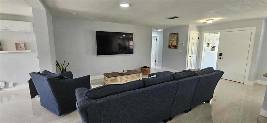 For Rent: $2,300 (3 beds, 2 baths, 1370 Square Feet)