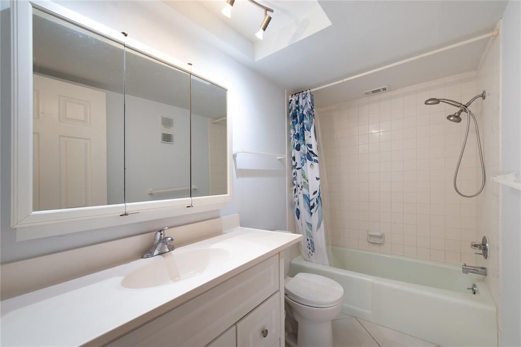 出租: $2,300 (2 贝兹, 2 浴室, 1005 平方英尺)