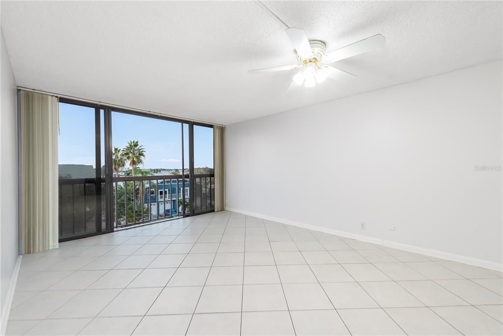 出租: $2,300 (2 贝兹, 2 浴室, 1005 平方英尺)