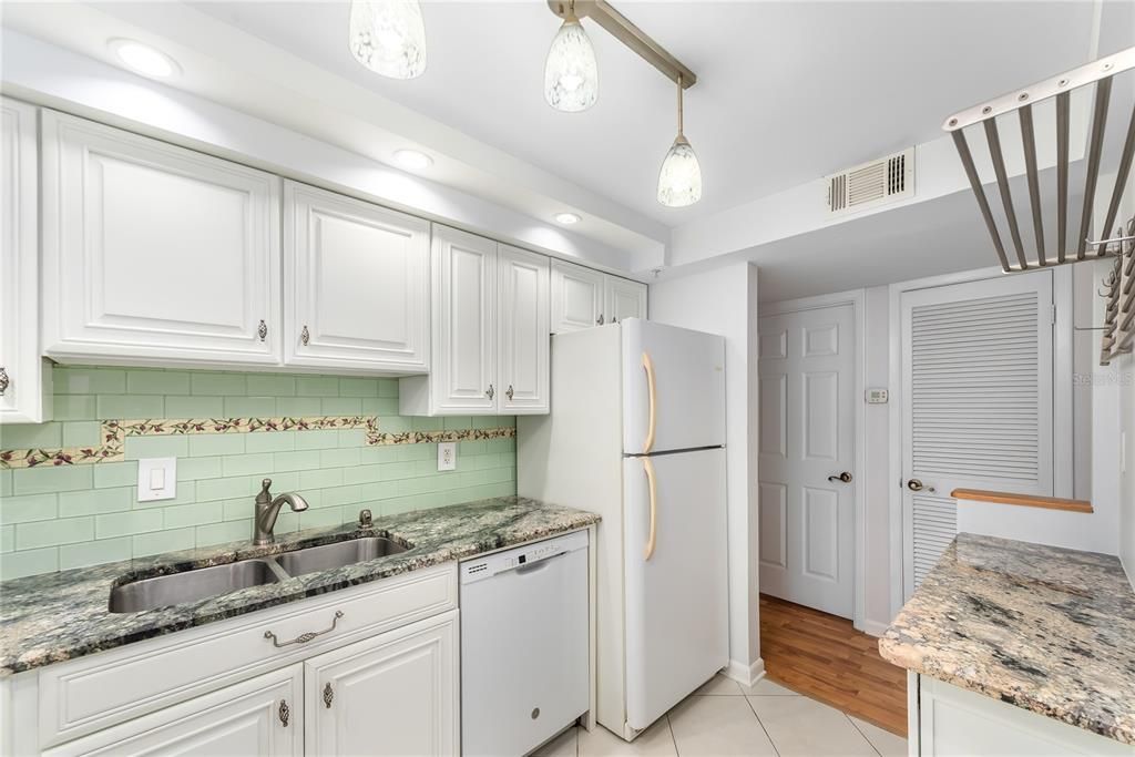 出租: $2,300 (2 贝兹, 2 浴室, 1005 平方英尺)