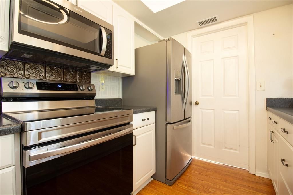 Active With Contract: $430,000 (3 beds, 2 baths, 1325 Square Feet)