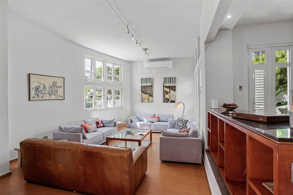 For Sale: $2,400,000 (5 beds, 3 baths, 3767 Square Feet)