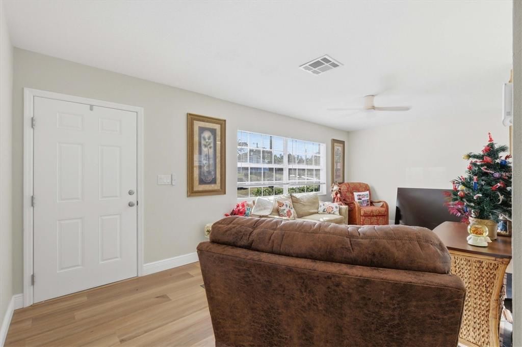 For Sale: $250,000 (2 beds, 2 baths, 968 Square Feet)