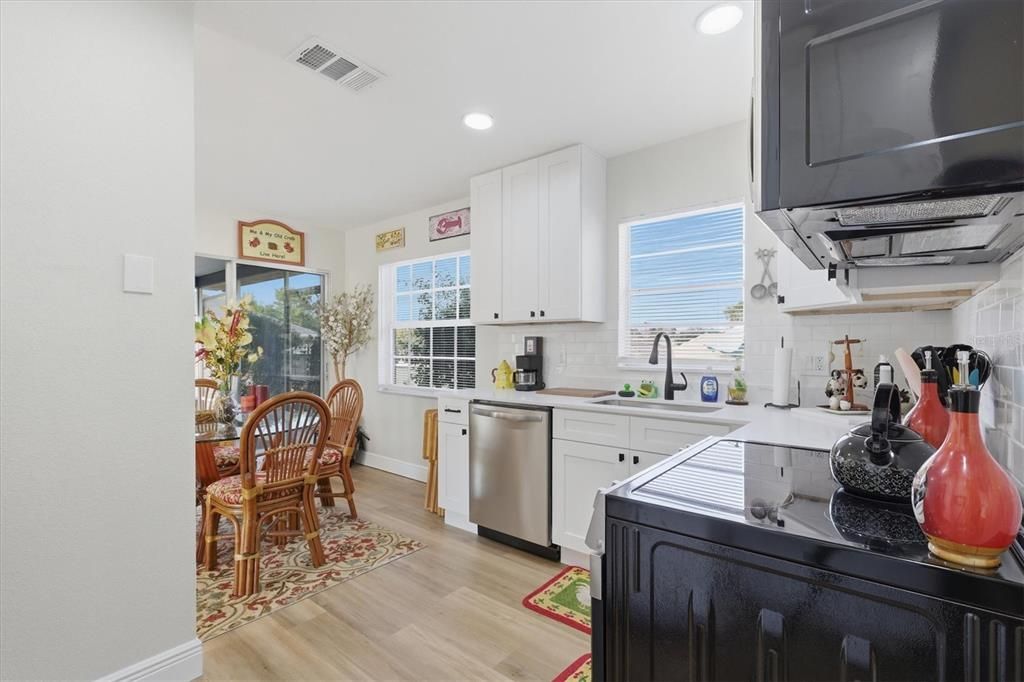 For Sale: $250,000 (2 beds, 2 baths, 968 Square Feet)