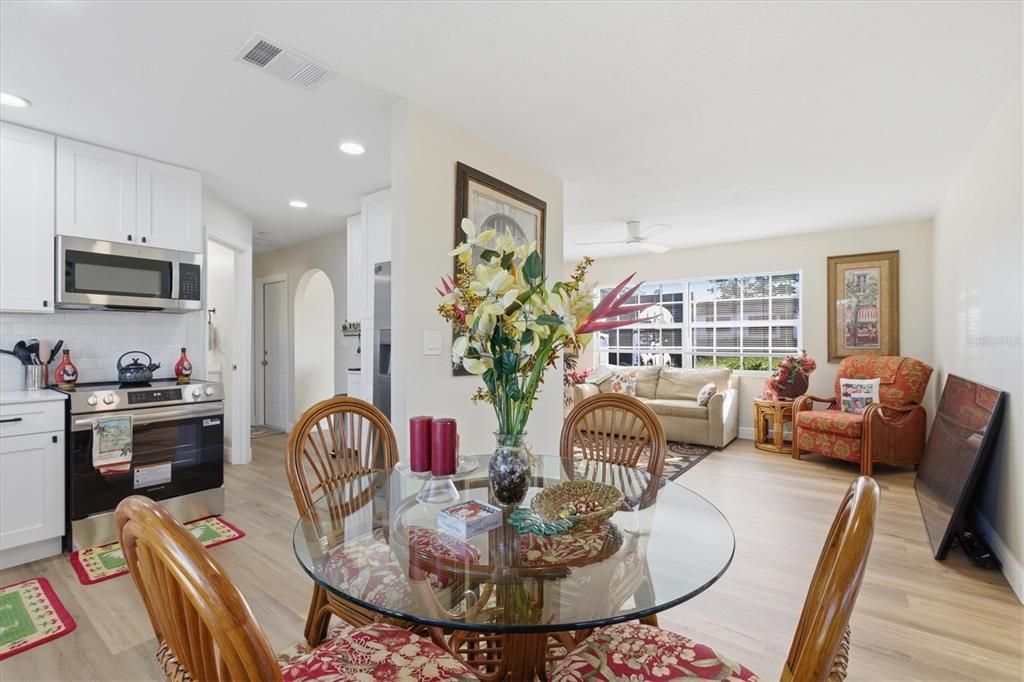 For Sale: $250,000 (2 beds, 2 baths, 968 Square Feet)