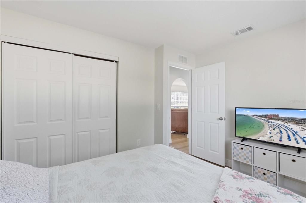 For Sale: $250,000 (2 beds, 2 baths, 968 Square Feet)